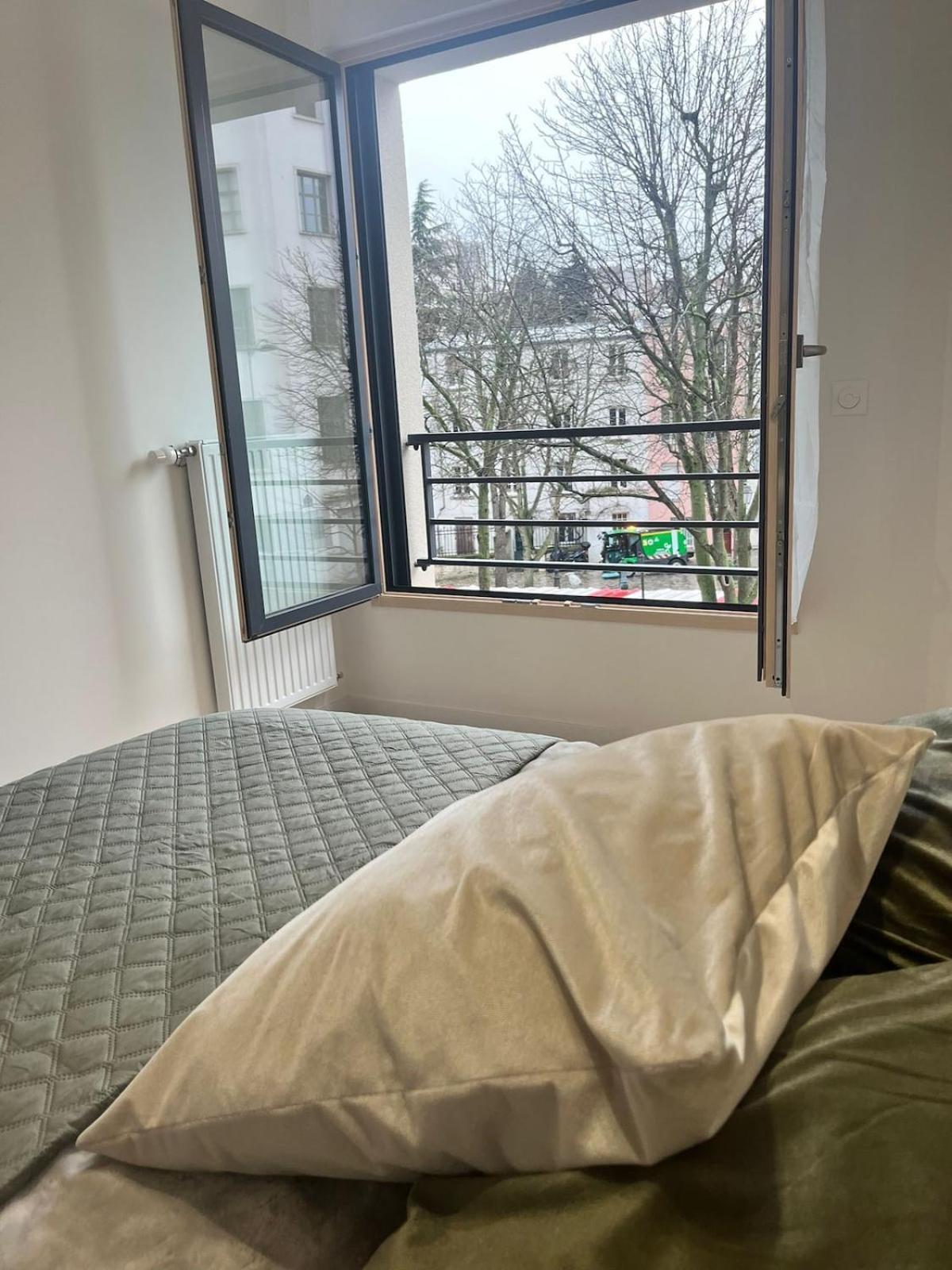 Seemingly Spacious Modern & Bright Chic Apartment
